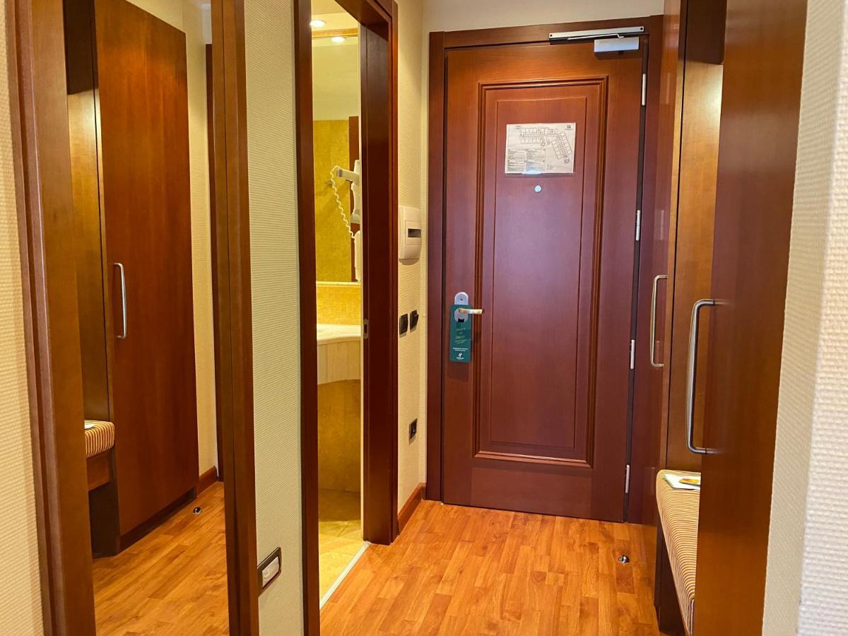 Holiday Inn Cagliari By Ihg Esterno foto