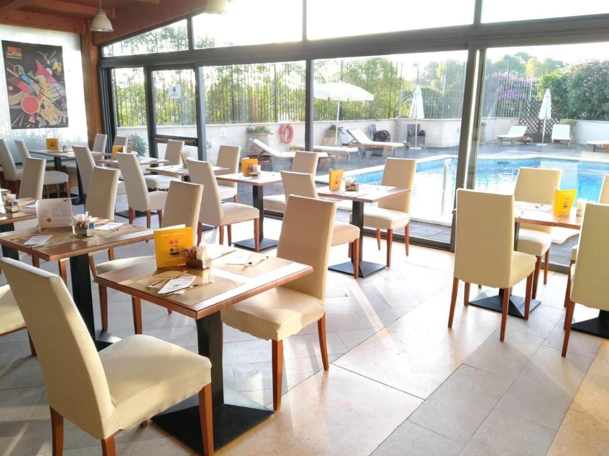 Holiday Inn Cagliari By Ihg Esterno foto