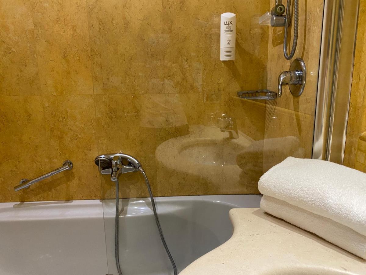 Holiday Inn Cagliari By Ihg Esterno foto