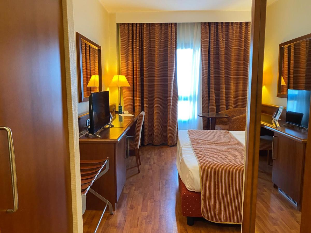 Holiday Inn Cagliari By Ihg Esterno foto