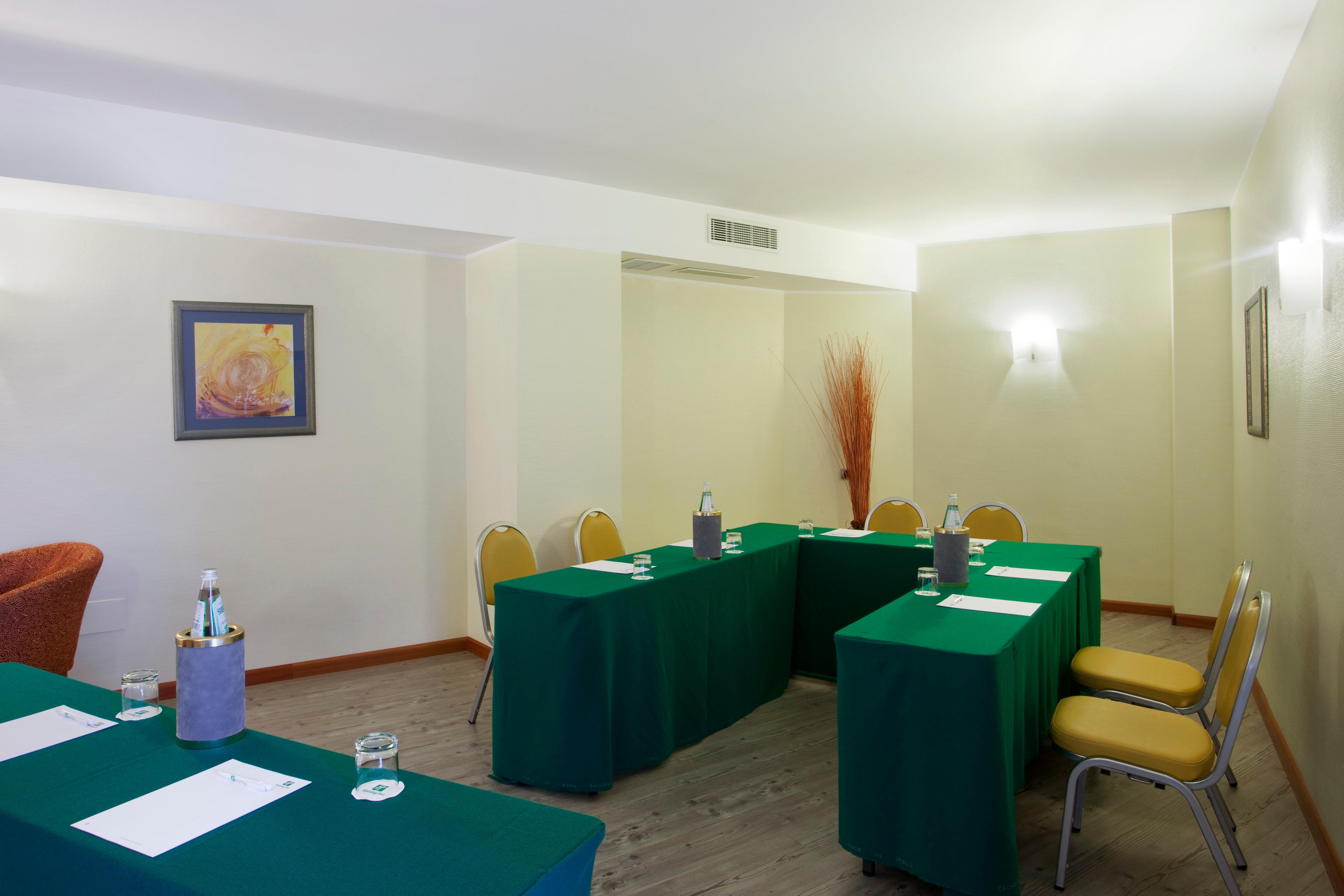 Holiday Inn Cagliari By Ihg Esterno foto