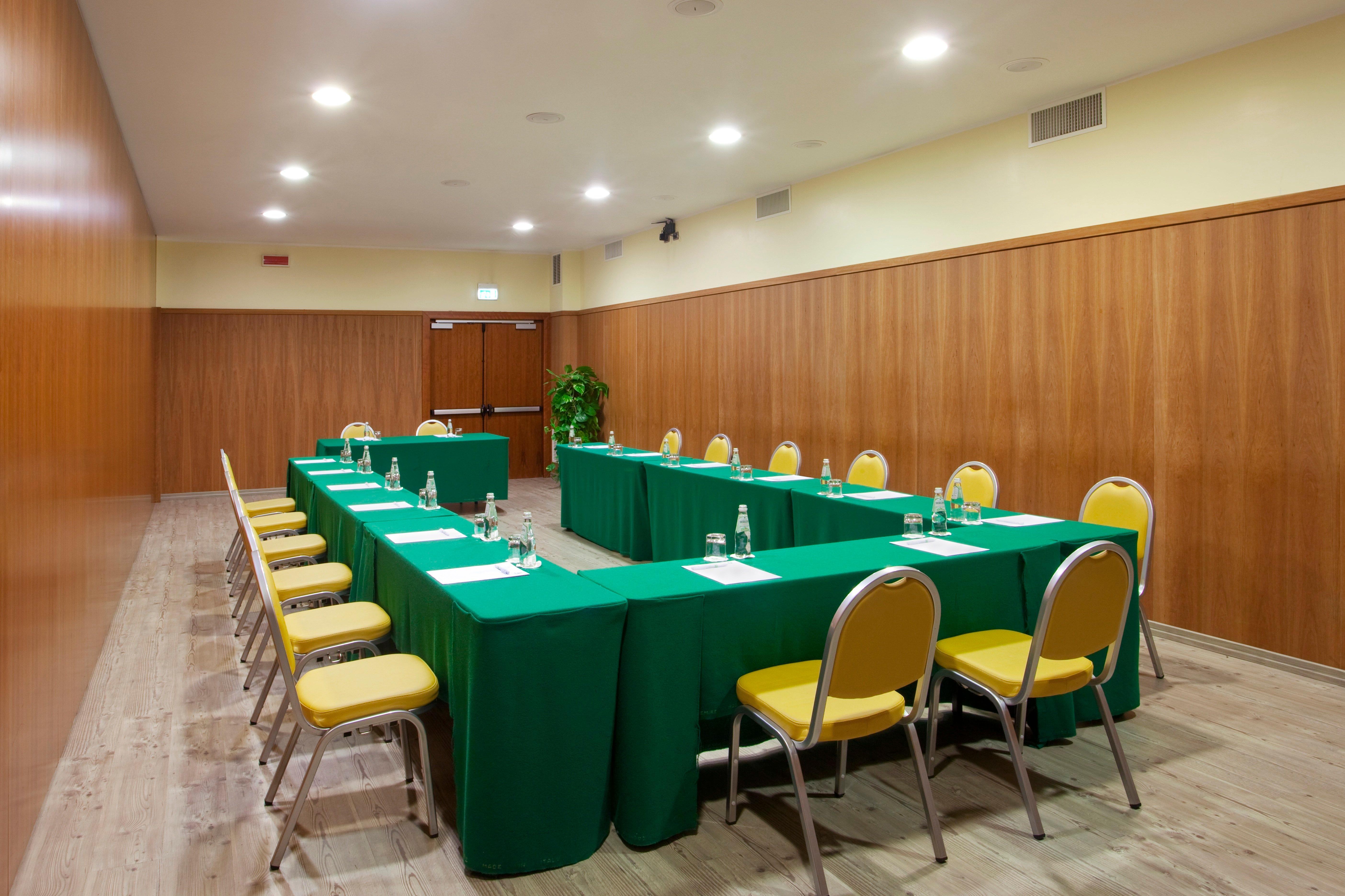 Holiday Inn Cagliari By Ihg Esterno foto