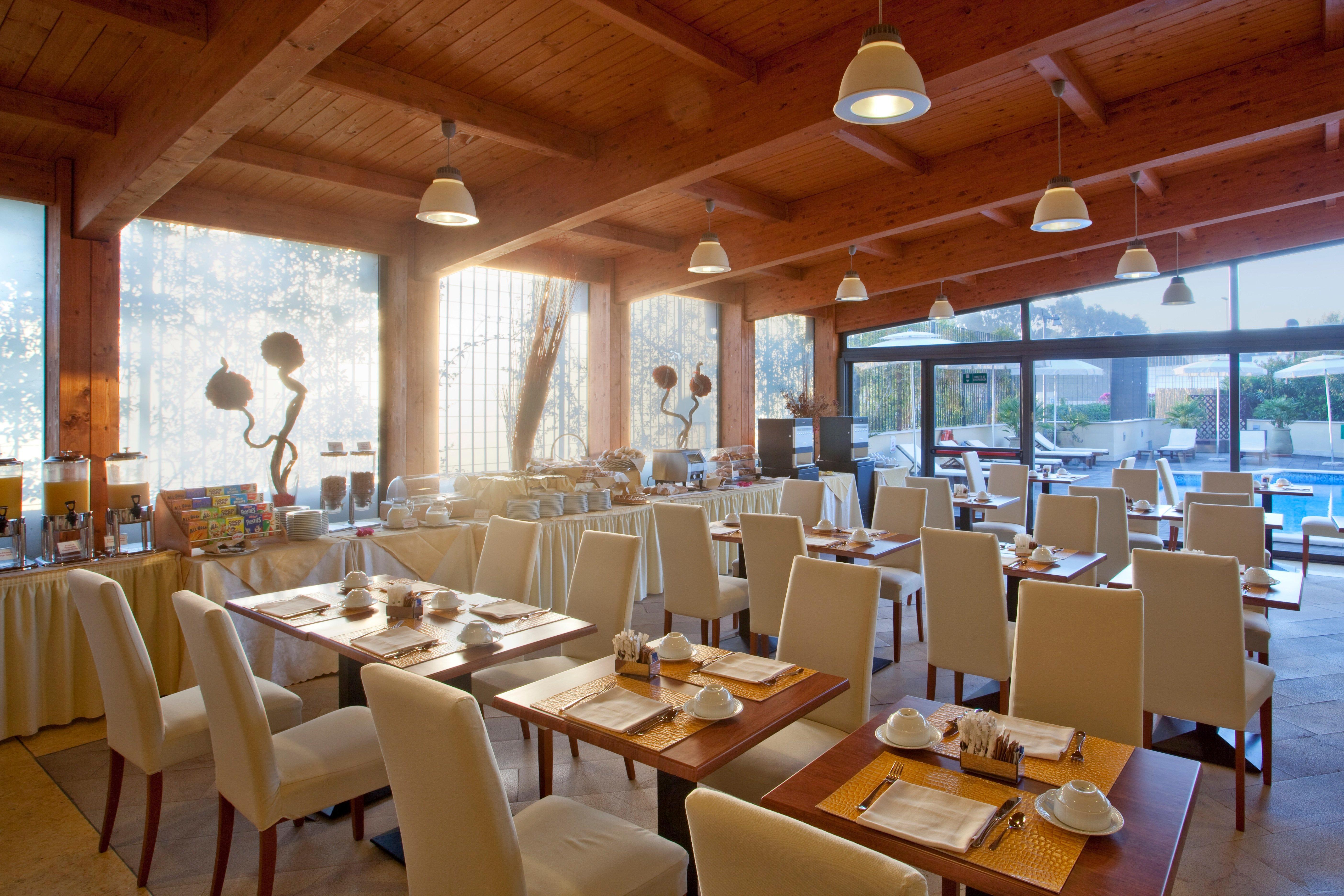 Holiday Inn Cagliari By Ihg Esterno foto