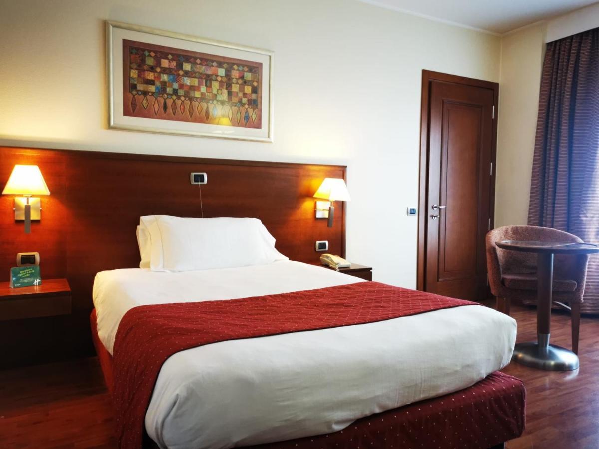 Holiday Inn Cagliari By Ihg Esterno foto