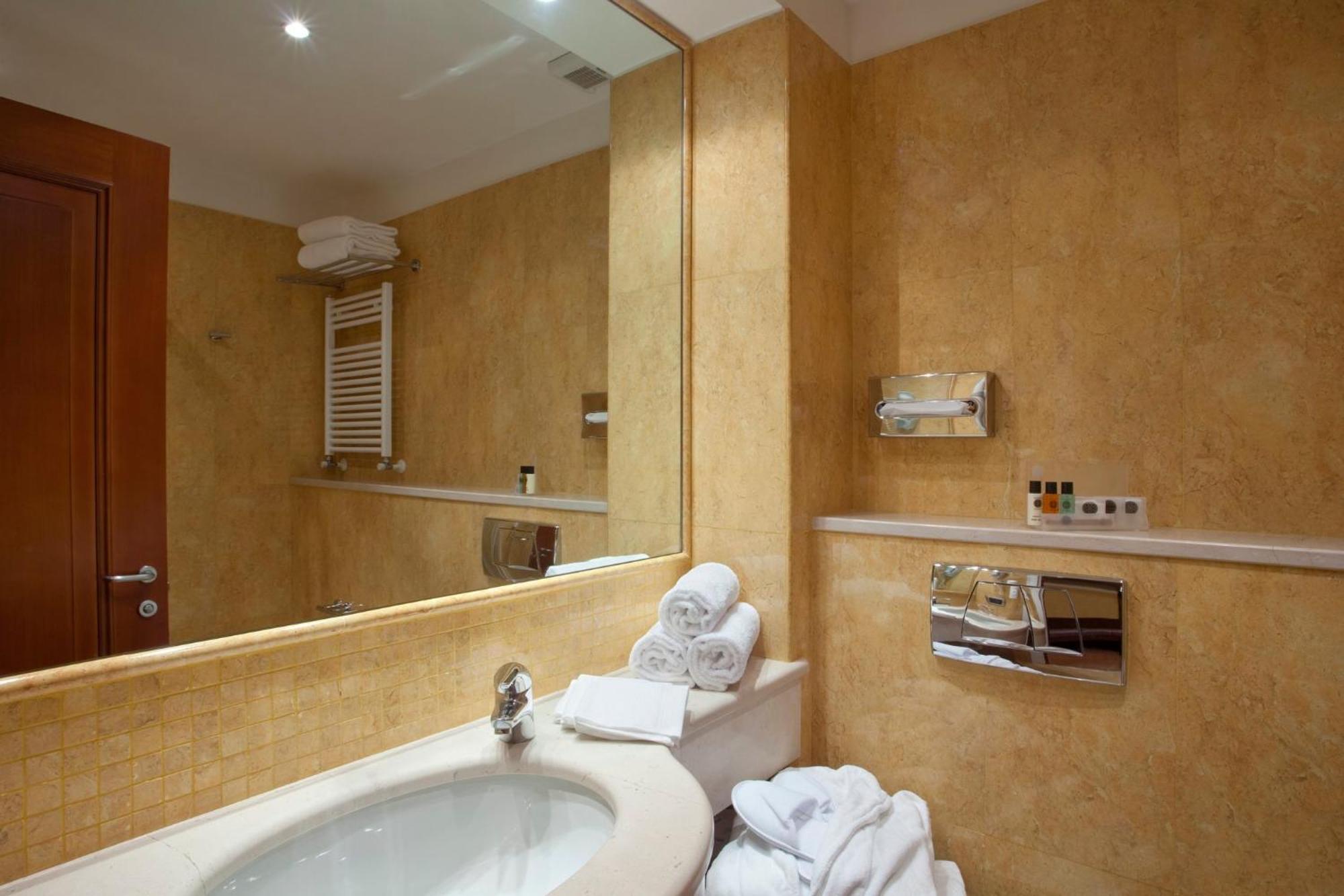 Holiday Inn Cagliari By Ihg Esterno foto