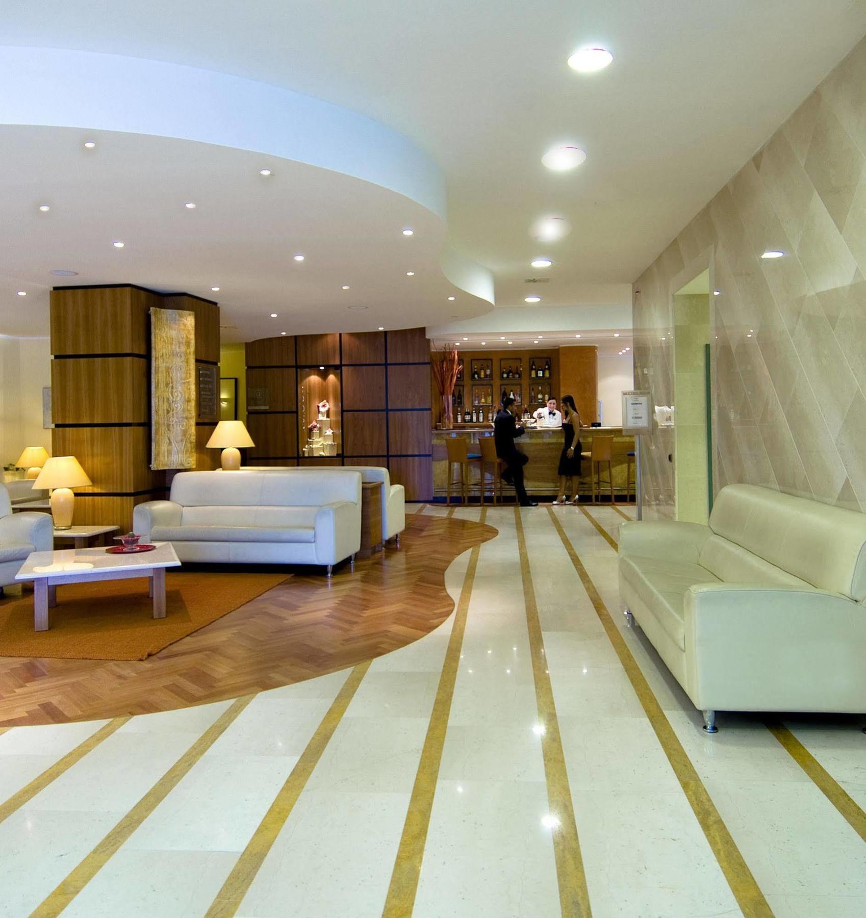 Holiday Inn Cagliari By Ihg Esterno foto
